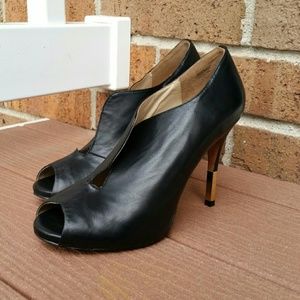 Pour La Victoire Vivie Black Booties Heels